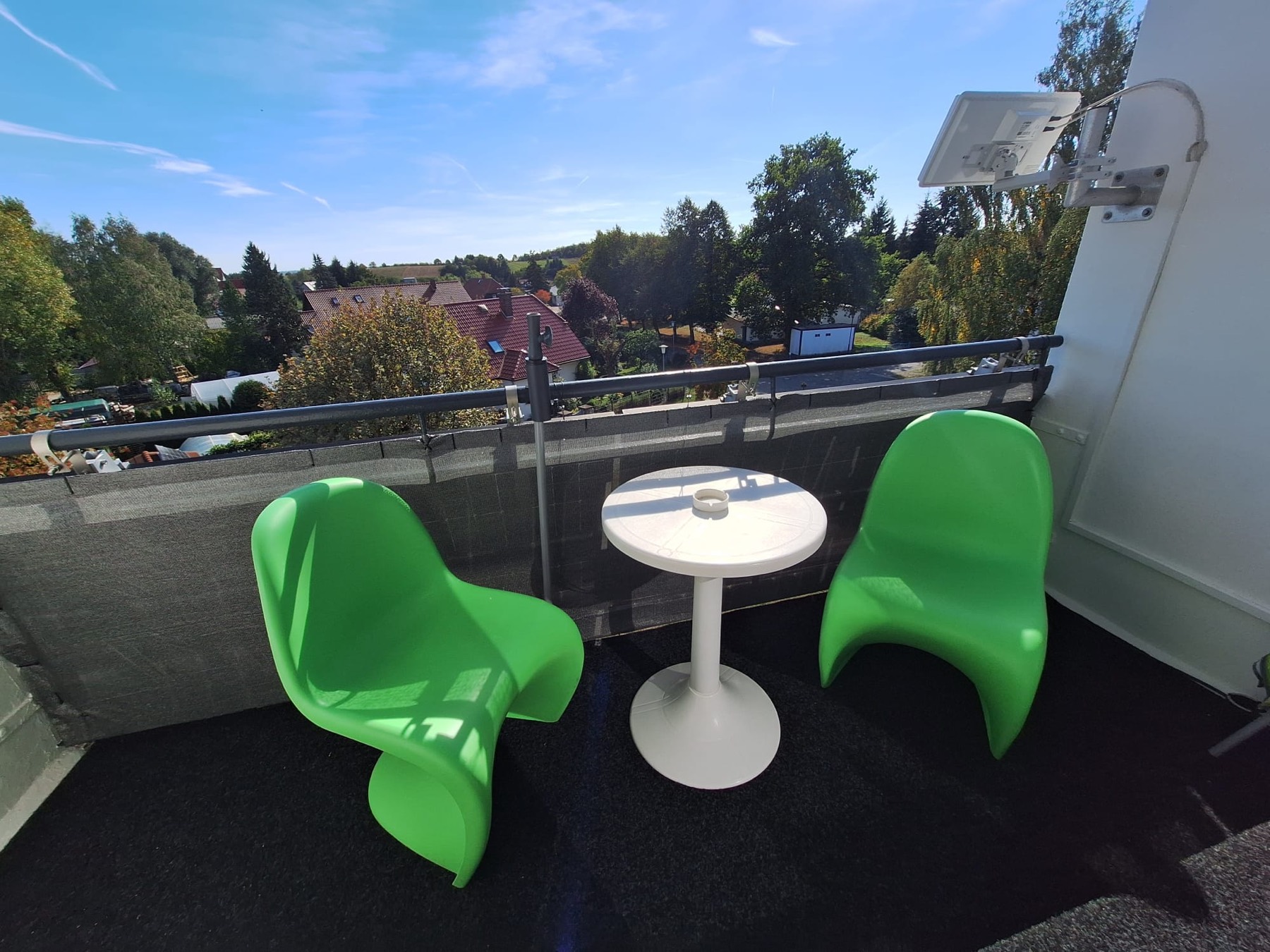Balkon mit Tisch und zwei Stühlen, Blick Richtung Eichberg