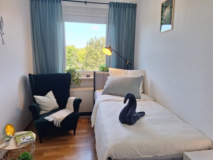 Kinderzimmer mit zweitem Einzelbett, Sessel und Fenster