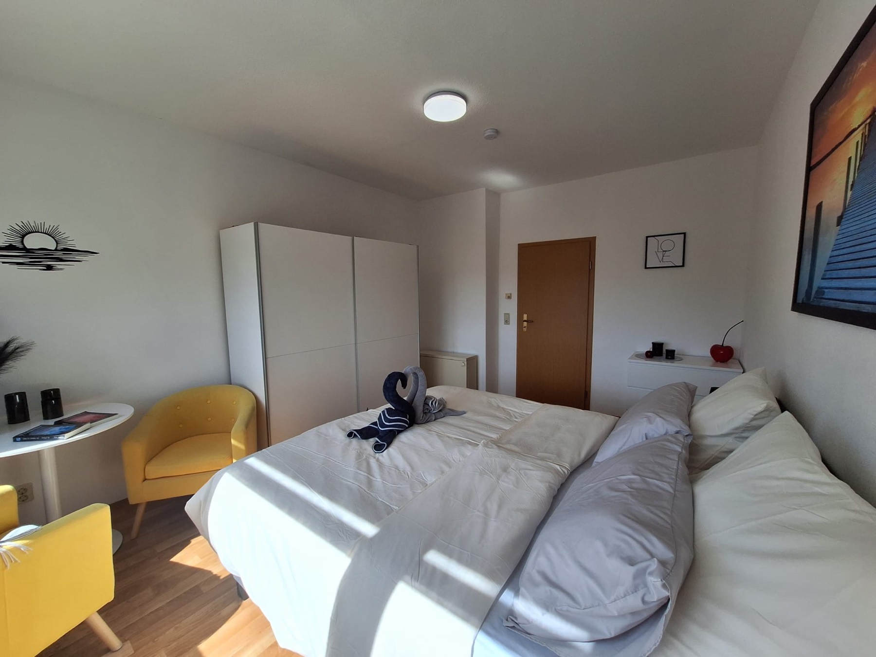 Schlafzimmer mit Sitzecke aus zwei Sesseln