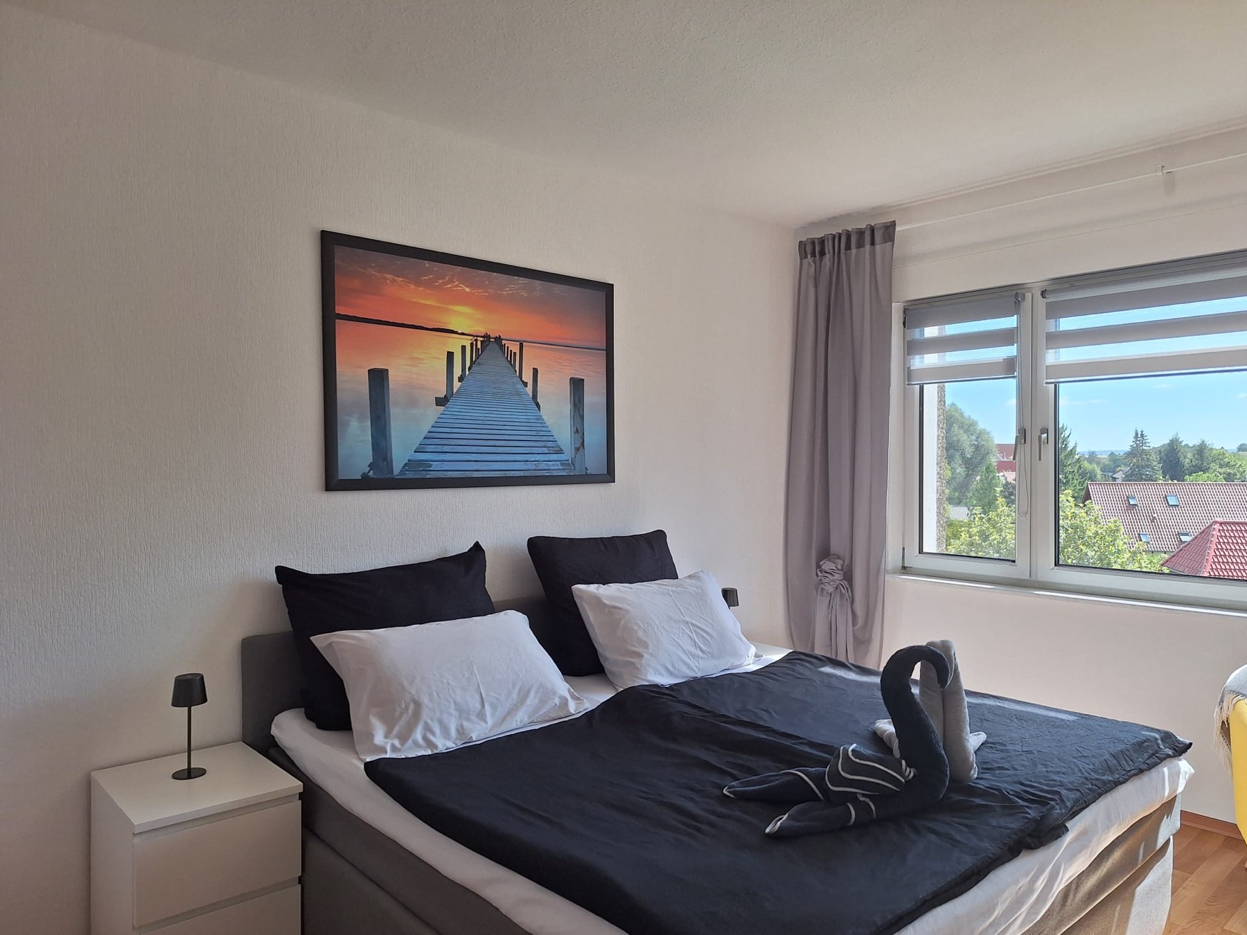 Schlafzimmer mit Doppelbett und Fenster